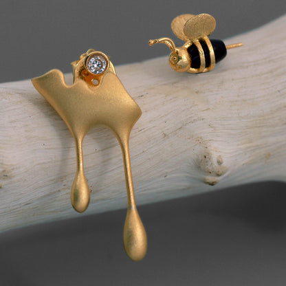 Pendientes asimétricos con personalidad de abeja y miel de ley S925