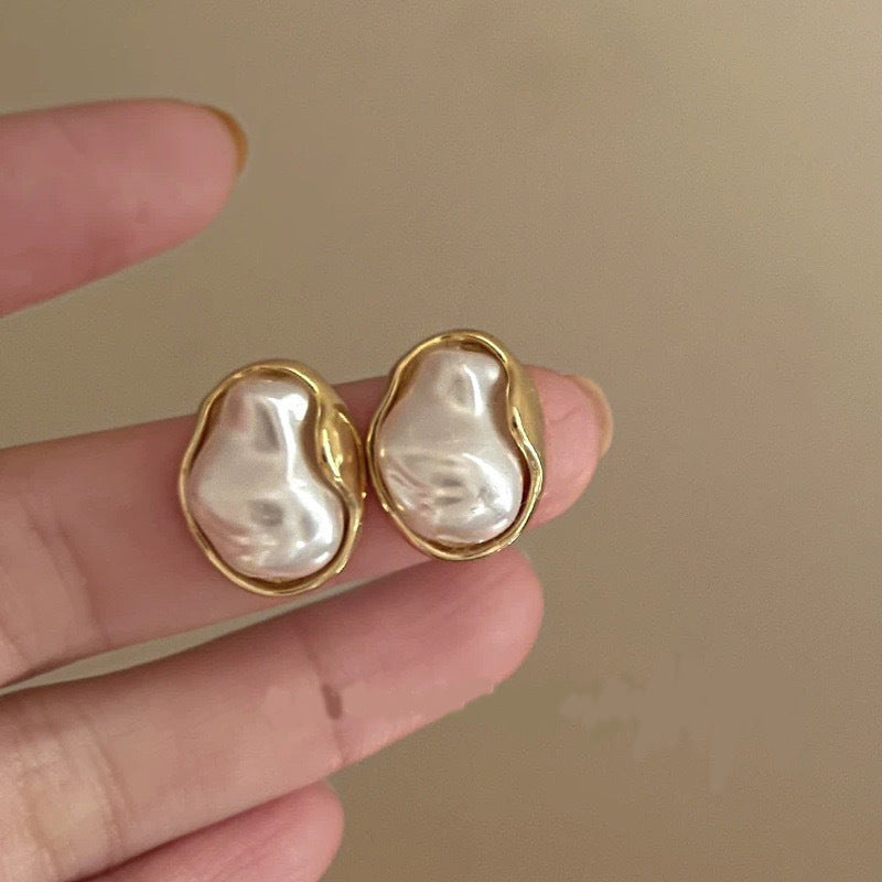 Irregular pearl earrings